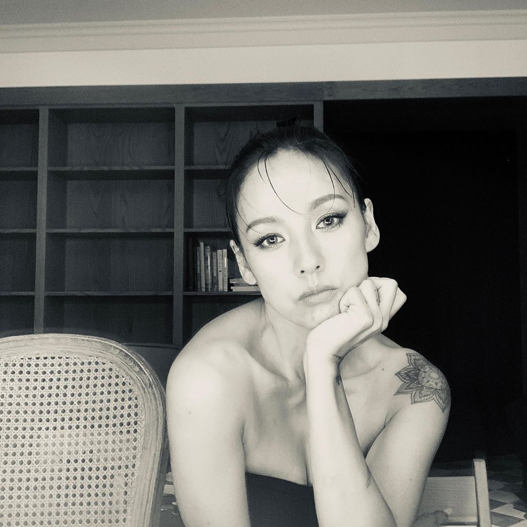 李孝利曾在節目上霸氣拒絕毛毯蓋腳，她認為應該要是看的人管好自己的眼睛，而不是要穿的人注意衣著。 圖:翻攝自李孝利IG