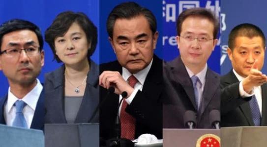 中國外交部長王毅 (中)與外交部發言人群。 圖 : 翻攝自j.17qq.com