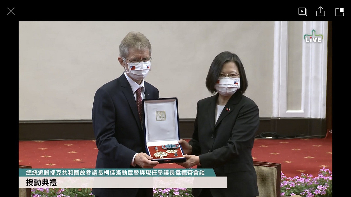 總統蔡英文於總統府追贈捷克共和國故參議長柯佳洛特種大綬卿雲勳章，由繼任的參議長韋德齊（Miloš Vystrčil）代為接受轉交。 圖：擷自直播畫面（資料照片）