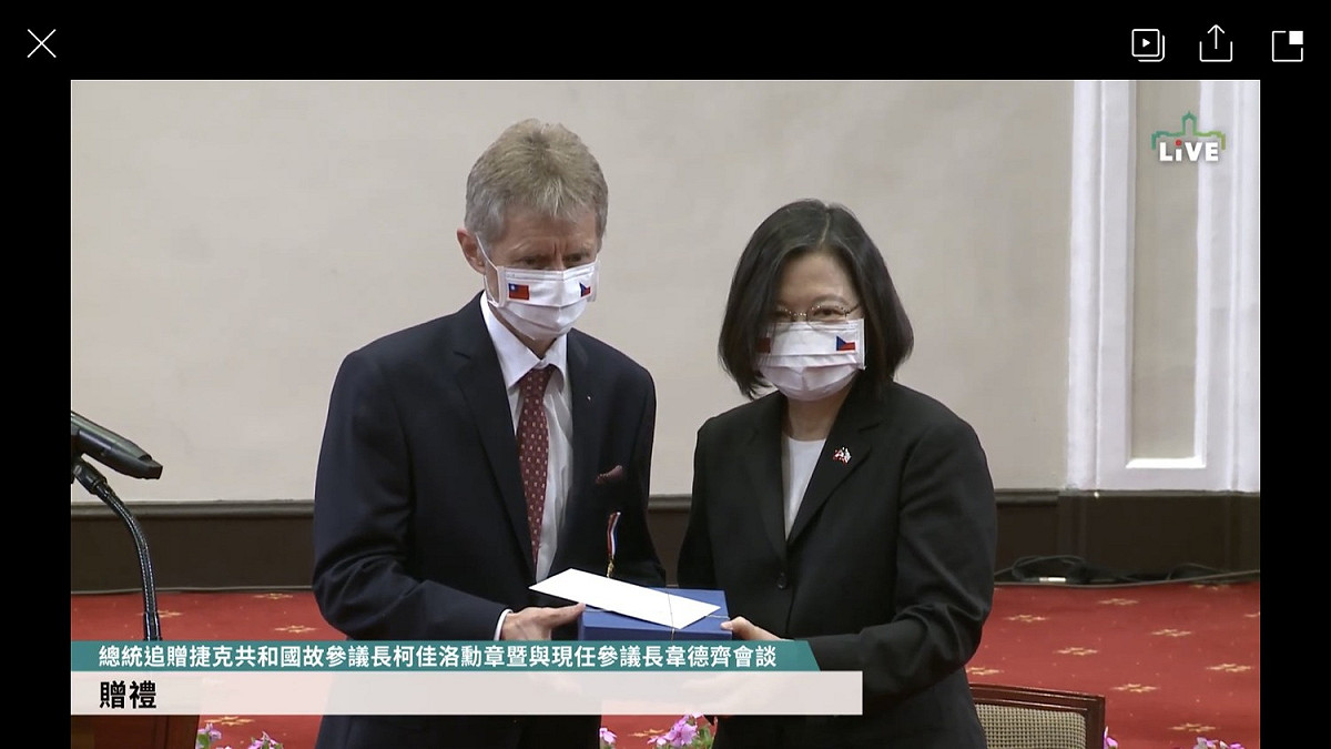 捷克前故議長柯佳洛遺孀柯佳洛娃還寫了一封信給蔡英文總統，請韋德齊轉交。 圖：擷自直播畫面