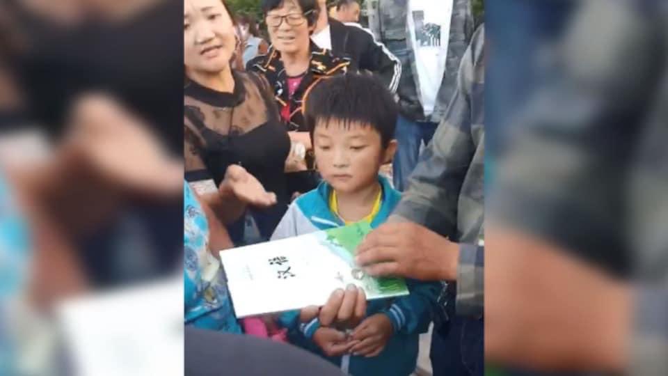 家長非常憤怒蒙文在課本內消失 圖:擷取自Youtube