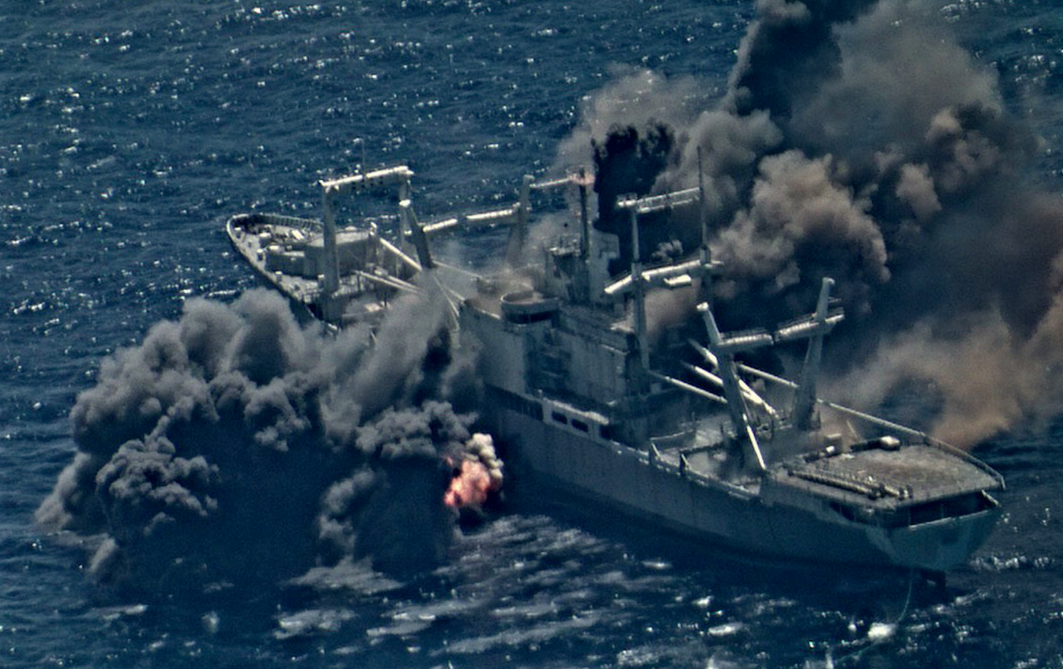 美國太平洋艦隊在臉書釋出「擊沉靶船」影片，達勒姆號遭3枚導彈接連命中。 圖 : 美太平洋艦隊影片截圖