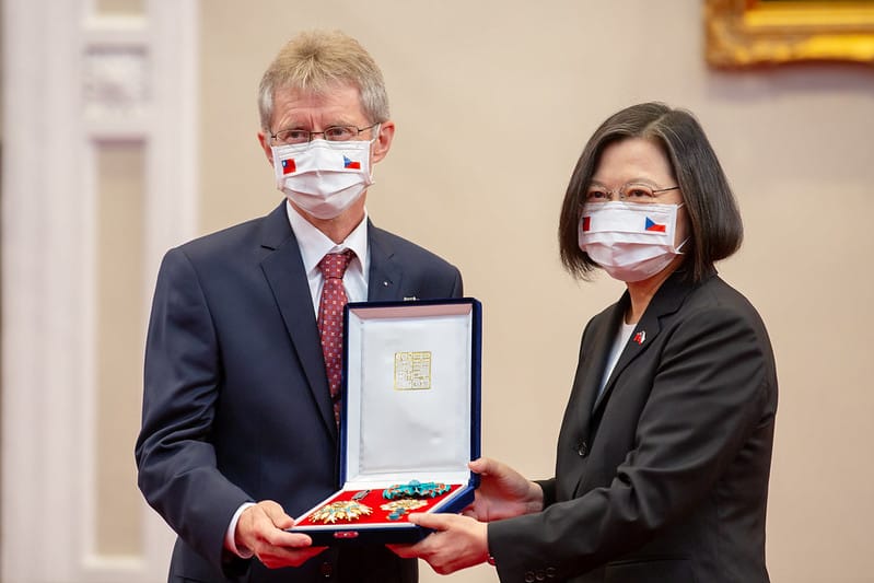 總統蔡英文追贈已故捷克前議長柯佳洛（Jaroslav Kubera）「特種大綬卿雲勳章」 圖：總統府提供