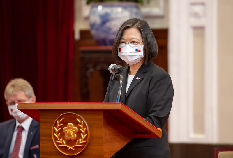 總統蔡英文今（3）日上午於總統府接見韋德齊並舉行會談時表示，歷史經驗告訴大家，「公理或正義或許會遲到，但不會不到」。 圖：總統府提供