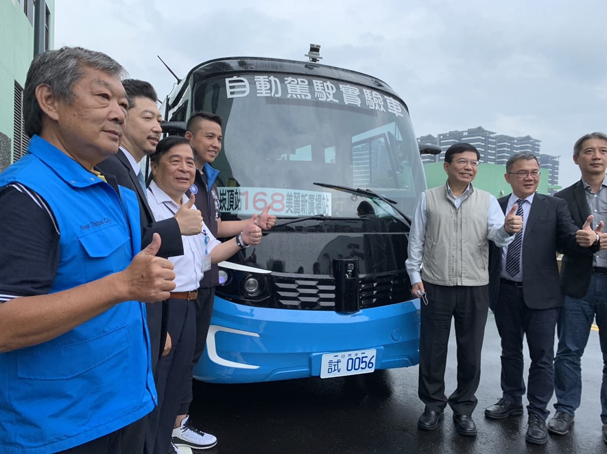 新北市交通局長鍾鳴時(左三)主持智駕電動巴士授牌儀式，「智駕電巴 168」正式加入新北市公共運輸行列。  圖：新北市交通局／提供