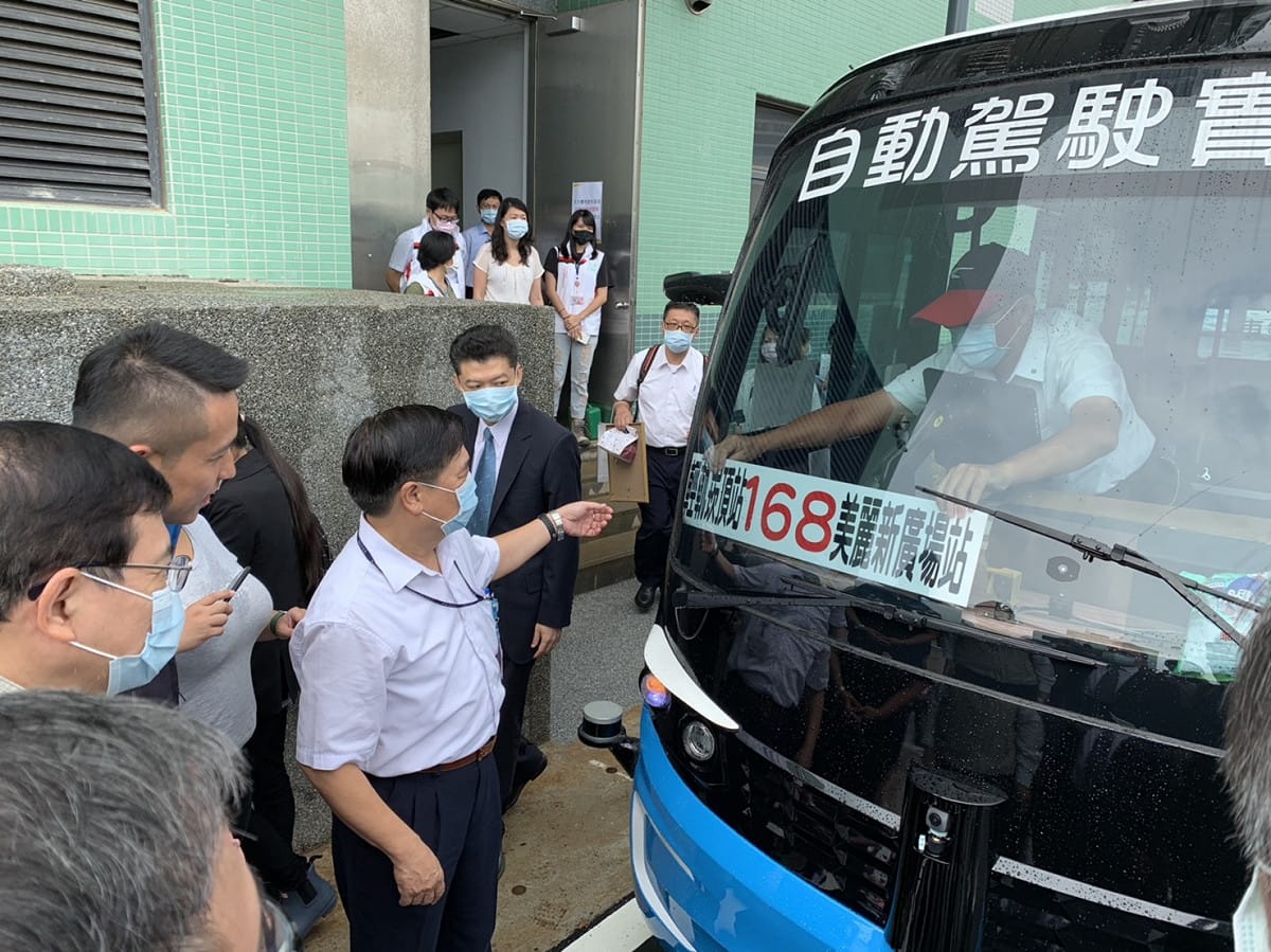 「智駕電巴168」以淡海輕軌崁頂站及美麗新影城站作為起迄點，來回距離共1.2公里。 圖：新北市交通局／提供