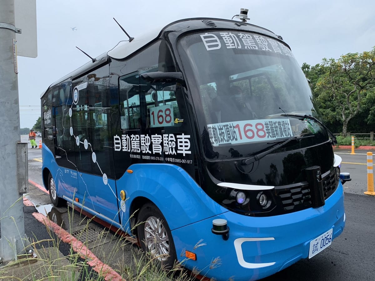 新北市是全國第一個將智駕電動巴士導入公共運輸系統載客接駁的城市。 圖：新北市交通局／提供