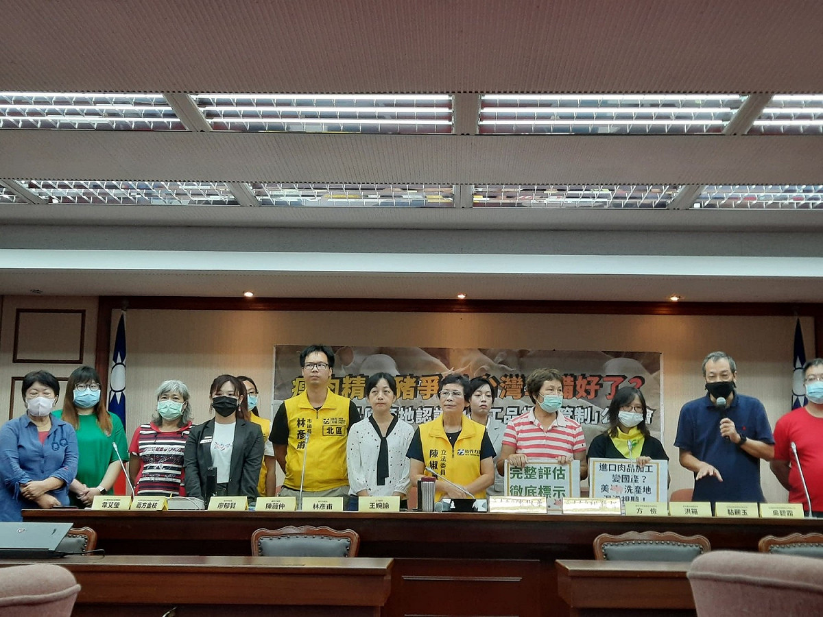 政府鬆綁美牛美豬進口，立委、民團質疑政策粗暴、配套不足。 圖:陳佩君/攝