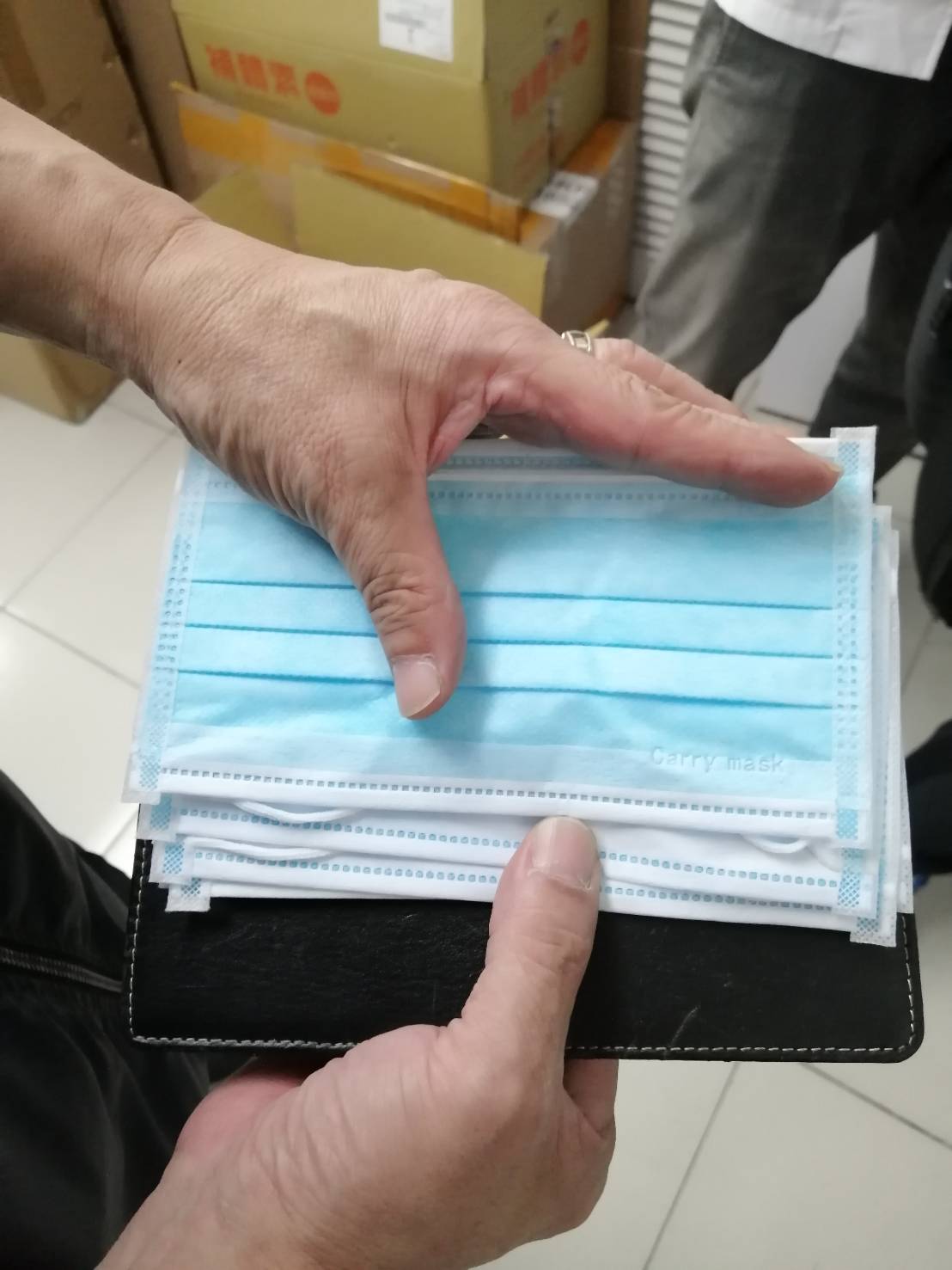 新北市藥局傳出每日配送收到中央郵寄來自「口罩國家隊」生產的口罩，竟疑似有「中國製」口罩混雜其中。 圖：新北市政府 / 提供