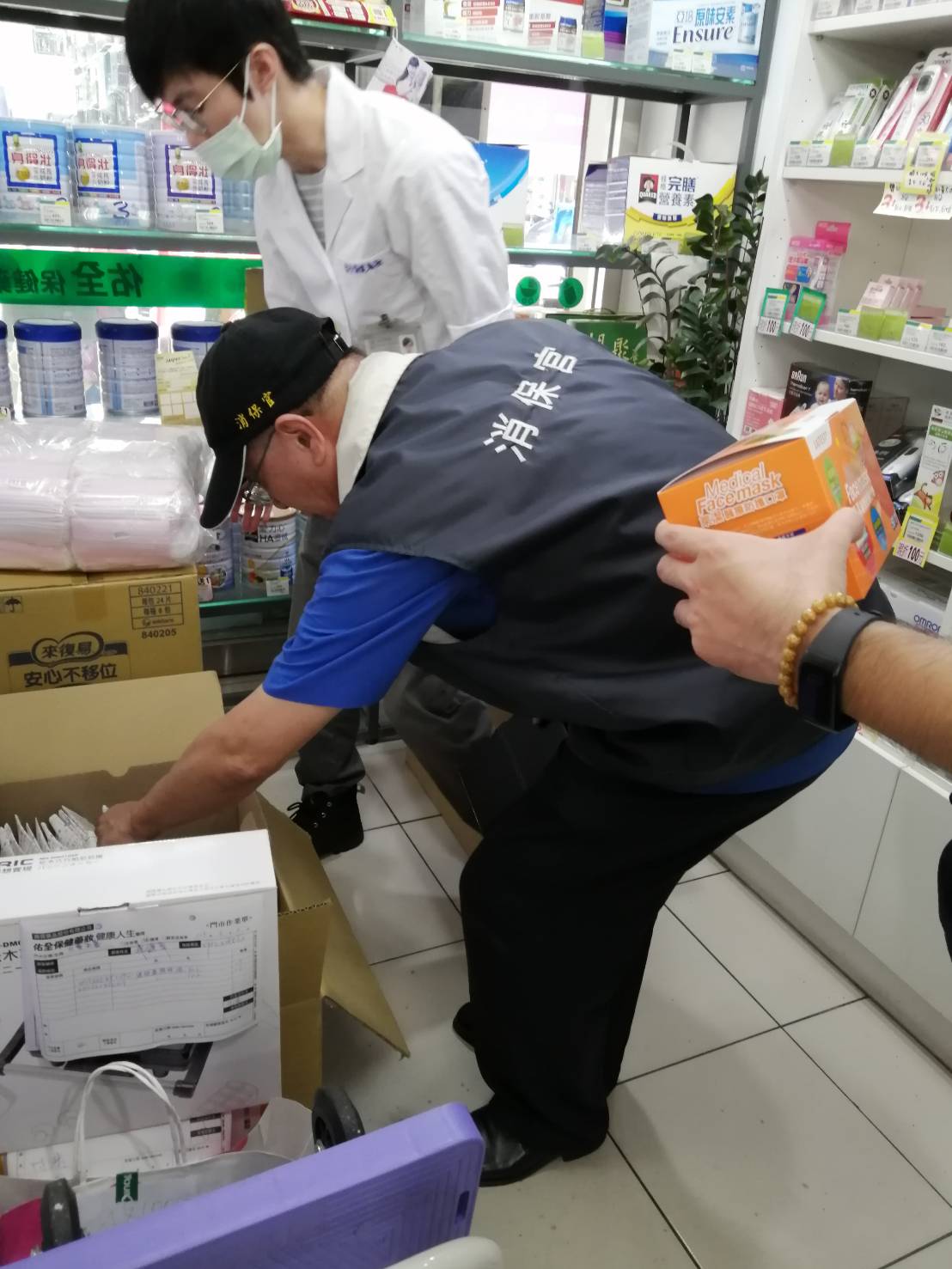 新北市藥局傳出每日配送收到中央郵寄來自「口罩國家隊」生產的口罩，竟疑似有「中國製」口罩混雜其中。 圖：新北市政府 / 提供