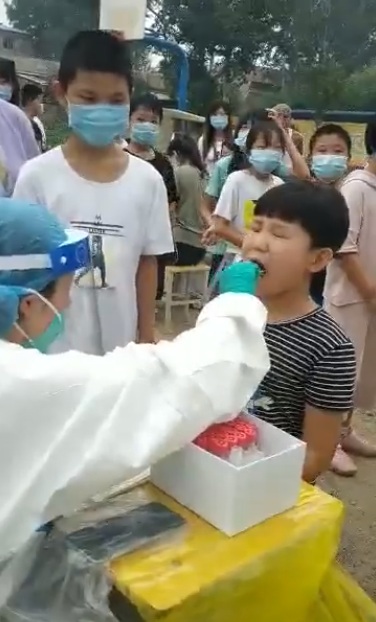 醫護人員在學校進行普篩卻沒有填寫樣本資料，同時抽取樣本的檢驗棒全都混在一起，完全就是跑龍套普篩 圖:擷取自臉書
