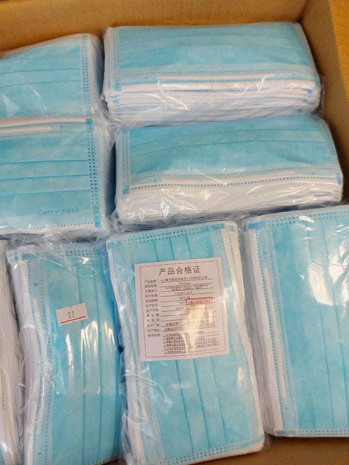 立委林奕華今（3）天爆料，新北市淡水區多家藥局，2日陸續收到衛生福利部配送的實名制口罩，但卻是中國大陸製的非醫療用口罩。 圖 : 翻攝自林奕華臉書