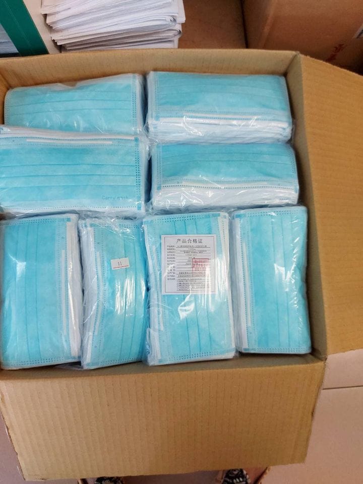立委林奕華今（3）天爆料，新北市淡水區多家藥局，2日陸續收到衛生福利部配送的實名制口罩，但卻是中國大陸製的非醫療用口罩。 圖 : 翻攝自林奕華臉書