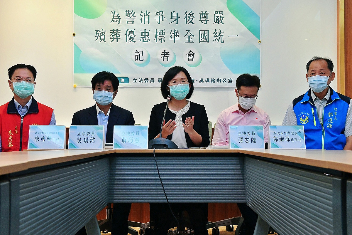 蘇巧慧與張宏陸、吳琪銘共同提出修正《殯葬管理條例》。 圖:蘇巧慧辦公室提供
