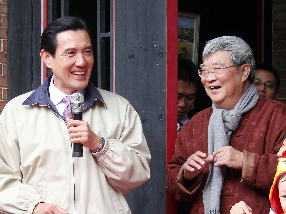 馬英九昔日與王曉波合影 圖:擷取自臉書