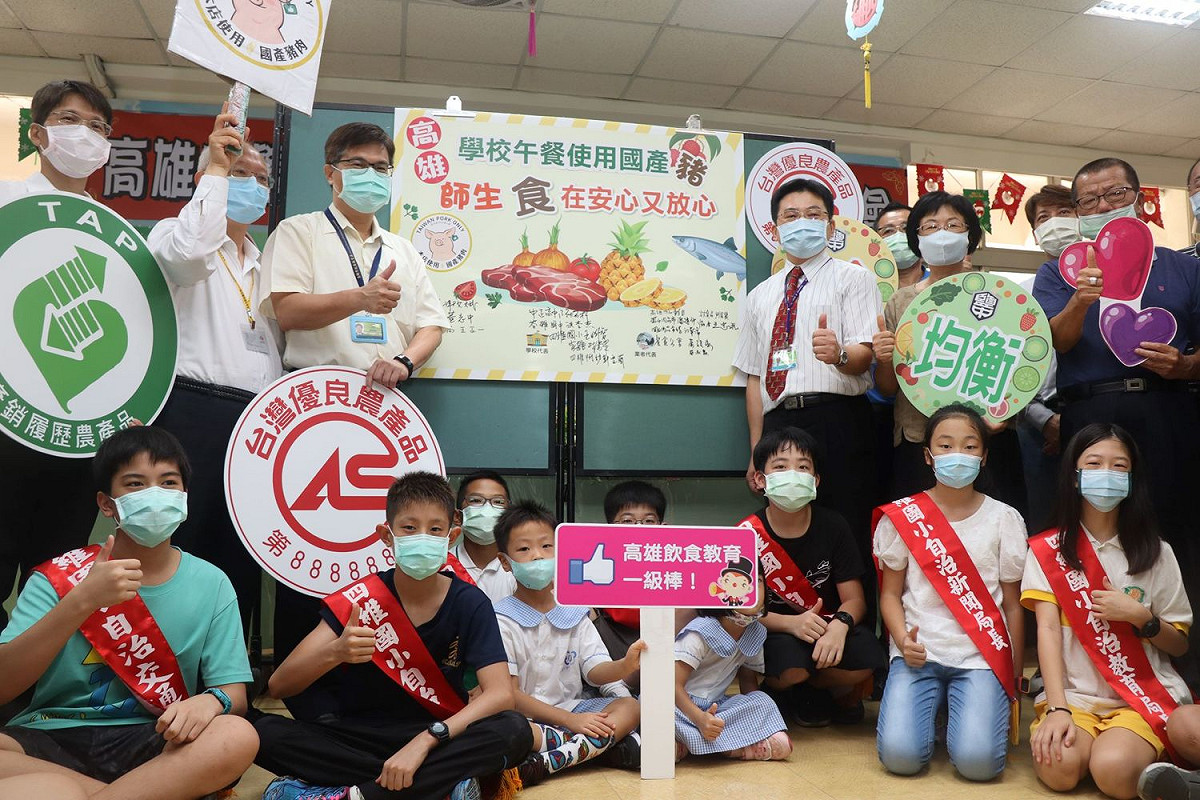 高市府與學校、團膳業者共同簽署聯合行動宣言。 圖：高雄市政府/提供