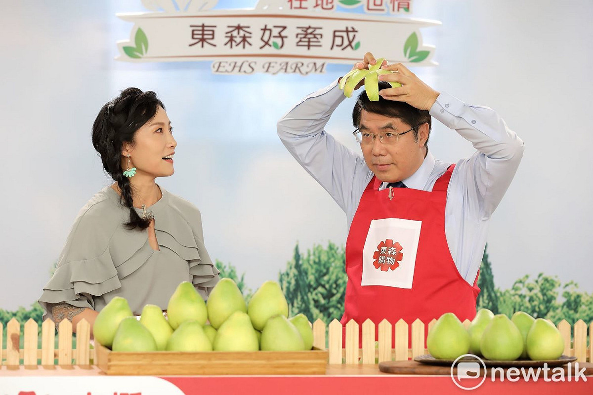 台南市長黃偉哲今日赴東森購物台直播賣「麻豆文旦」，第三度站上東森購物台銷售台南在地農特產，並保證讓大家買到道地又好吃的麻豆文旦。 圖：台南市政府提供