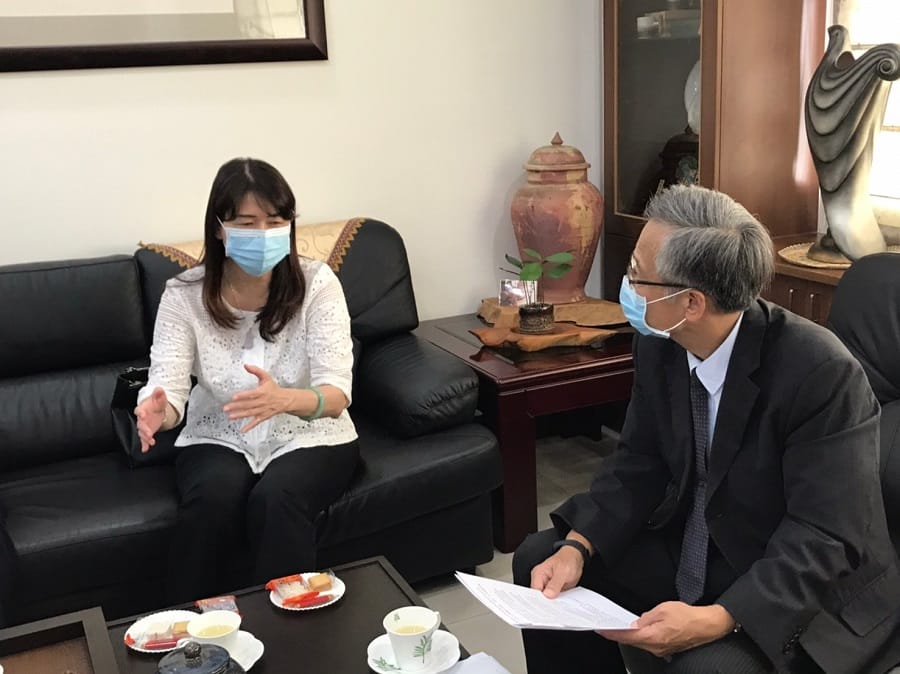 林瑩蓉局長（左）與鍾宗霖院長（右）研商法院端及行政端合作機制。 圖：高市毒防局提供