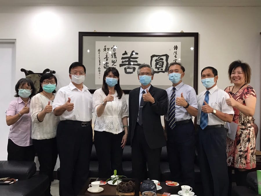 毒防局局長林瑩蓉（左４）率同仁與少年及家事法院院長鍾宗霖（右４）及院方同仁商議新世代反毒策略2.0用毒少年輔導政策。 圖：高市毒防局提供