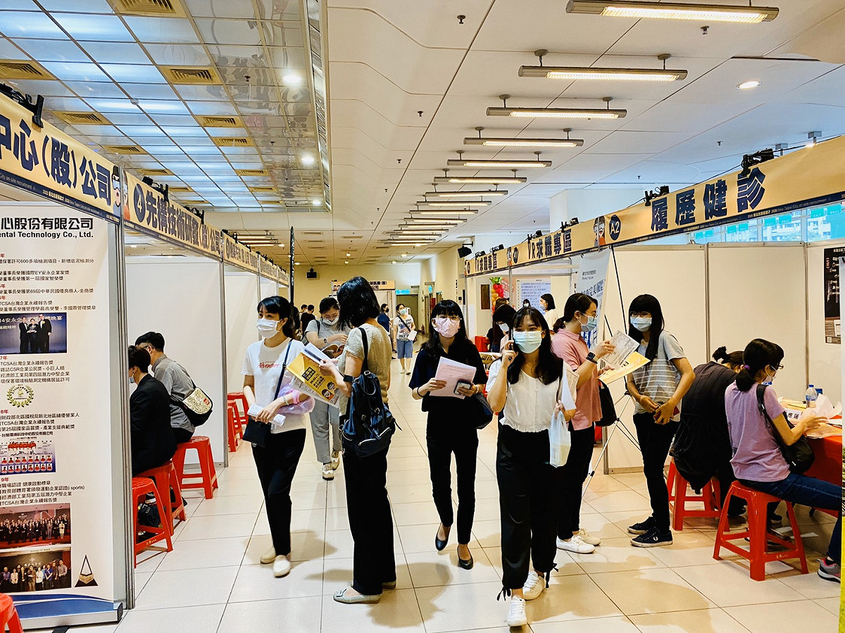三重區徵才活動有50家廠商到場，雖遇大雨仍有不少民眾前往謀職。 圖：新北市勞工局提供