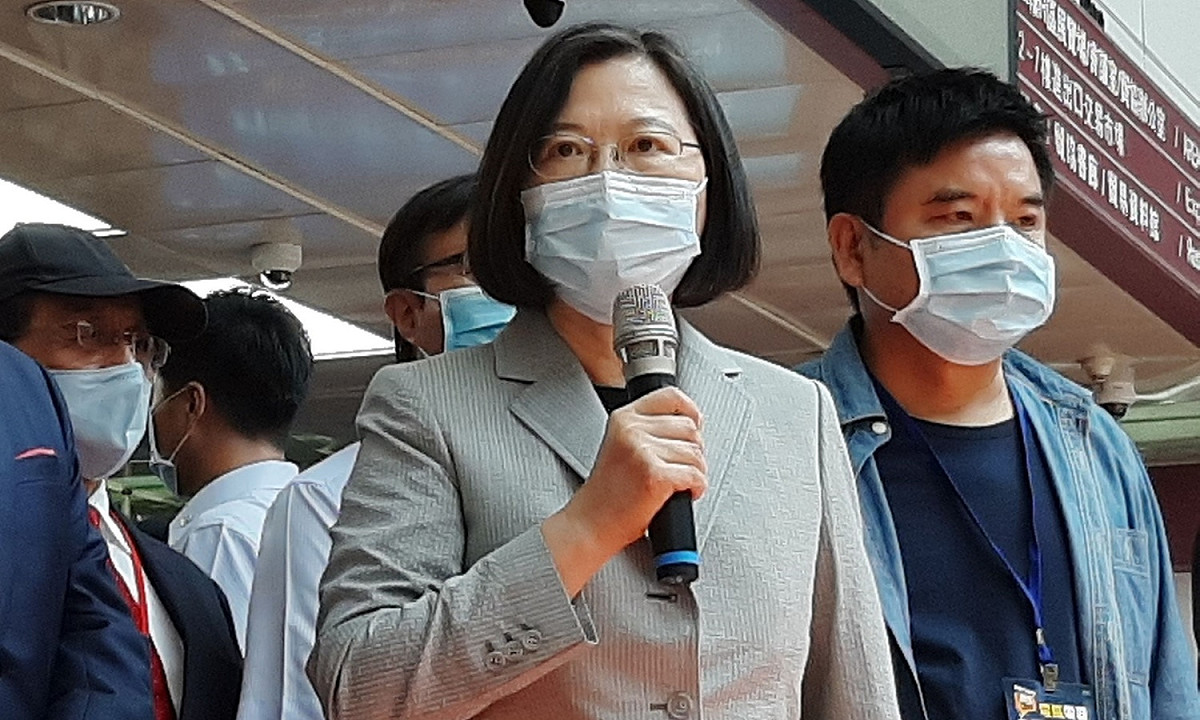 總統蔡英文4日批評口罩國家隊業者進口中國製口罩讓政府徵用。 圖：林朝億/攝
