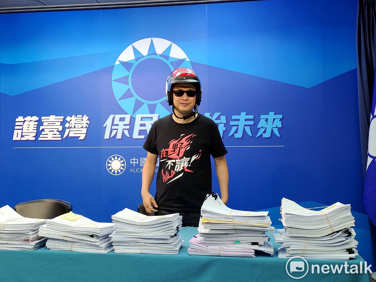 國民黨革命實踐研究院長羅智強機車環島蒐集公投連署書。 圖：黃建豪/攝