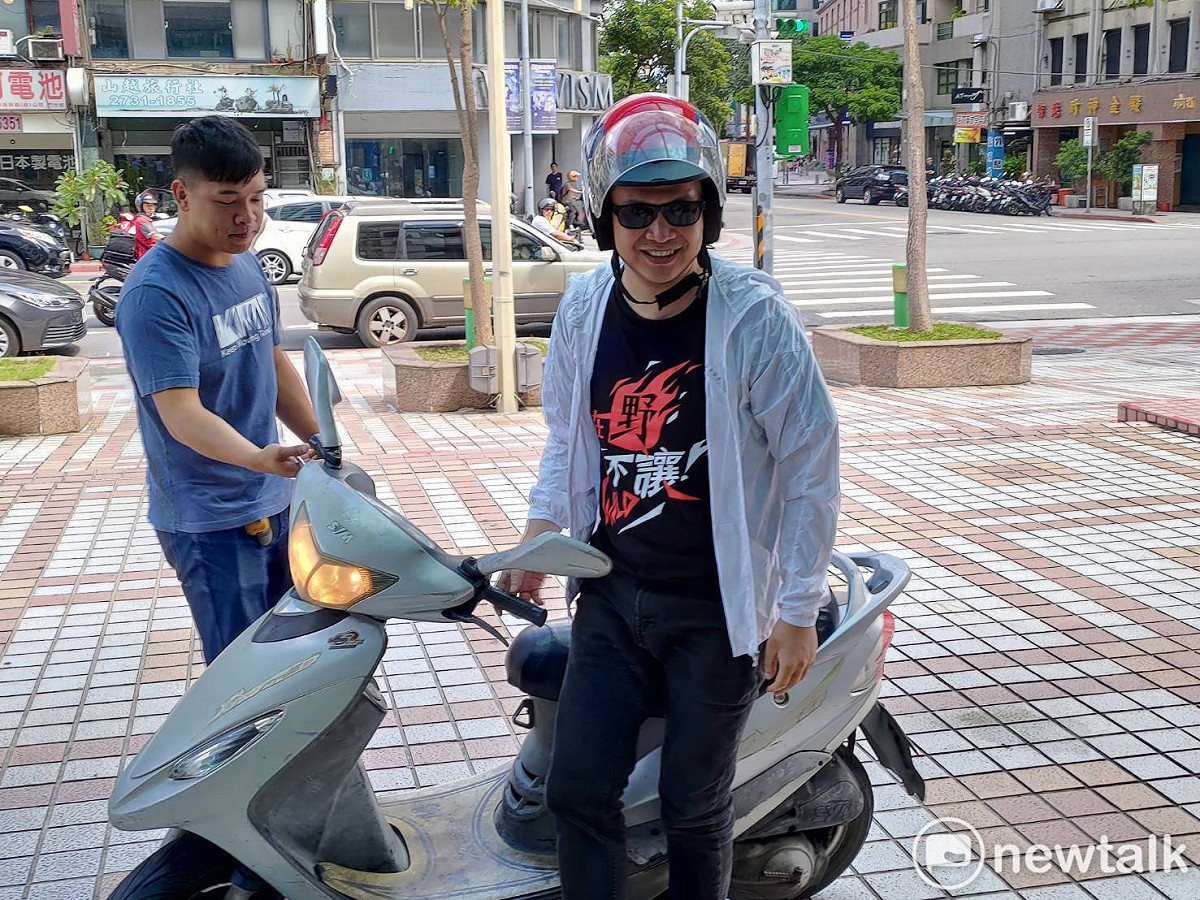 國民黨革命實踐研究院長羅智強完成機車環保之旅。 圖：黃建豪/攝