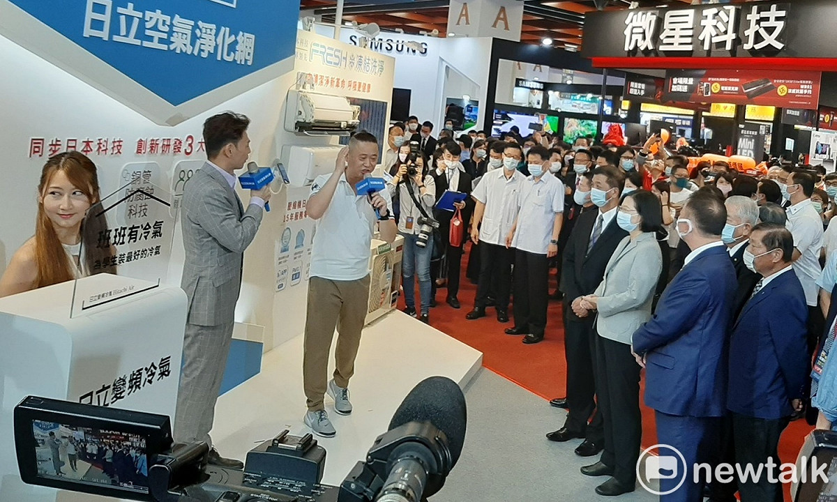 總統蔡英文4日逛電器大展時巧遇「一日憲兵」邰智源。 圖：林朝億／攝