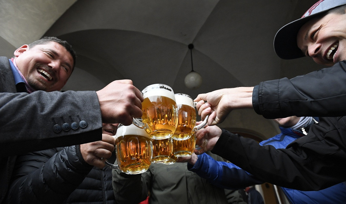 捷克全民喜飲啤酒，在疫情趨緩時大肆慶祝 圖:AP IMAGES
