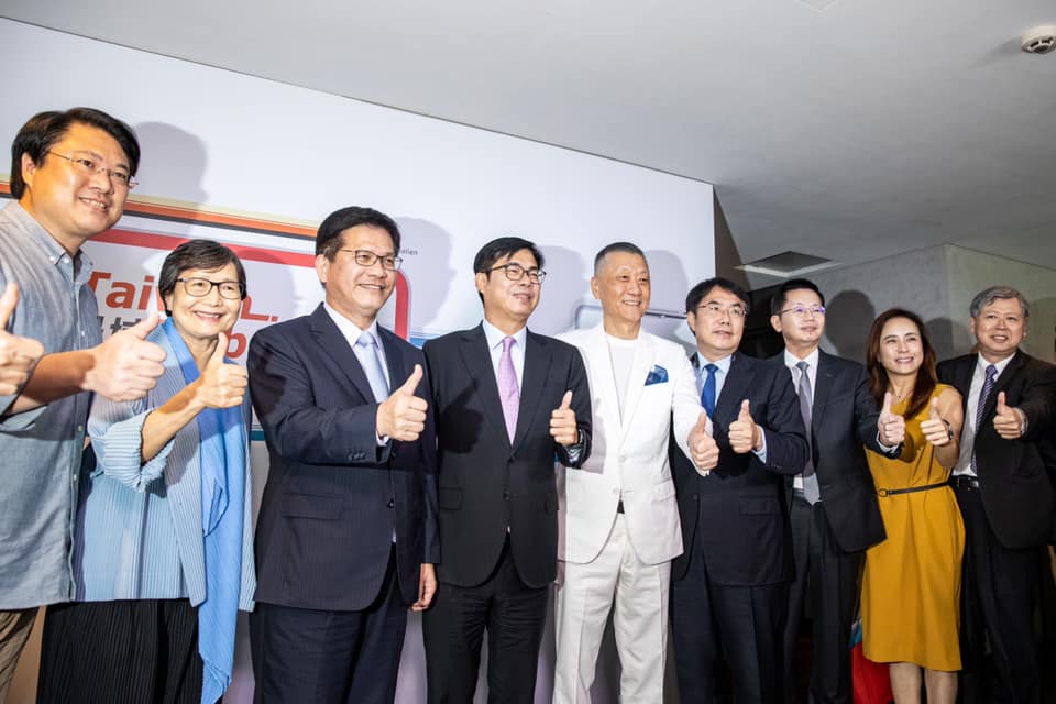 交通部長林佳龍（圖左3）和高雄市長陳其邁（圖左4），以及台南市長黃偉哲（圖右4）一同出席郵輪環島啟航記者會。 圖：翻攝自林佳龍臉書