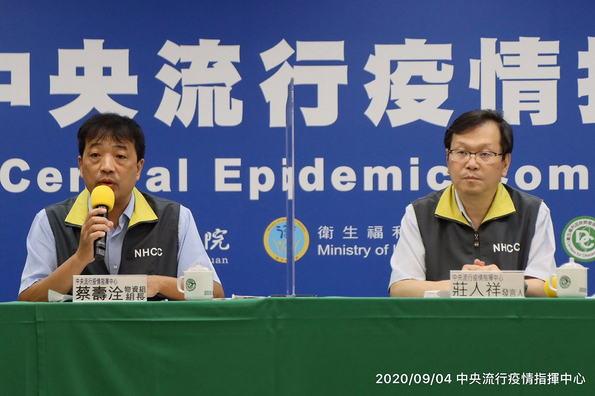 物資組組長蔡壽洤(左)，指揮中心發言人莊人祥(右)。 圖：取自中央流行疫情指揮中心記者會。