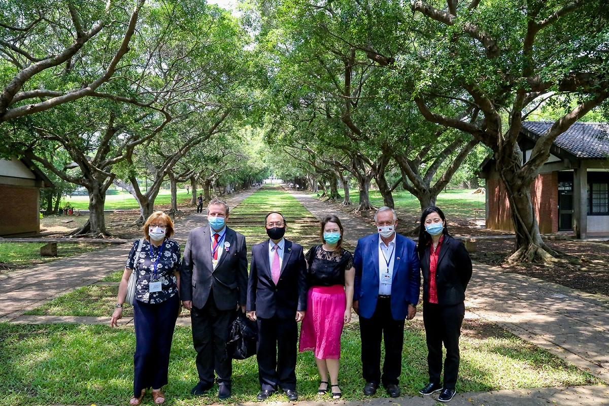 捷克學術參訪團於東海大學文理大道合影。 東海大學/提供