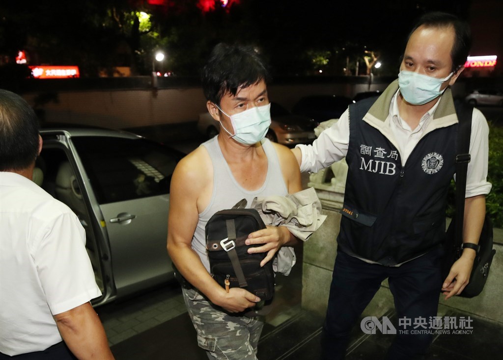 士林地檢署偵辦中製口罩混入實名制口罩案，4日搜索涉案的加利公司，約談負責人林明進（中）。檢察官複訊後，5日凌晨以林明進涉犯詐欺等罪嫌，諭令350萬元交保。 圖/中央社