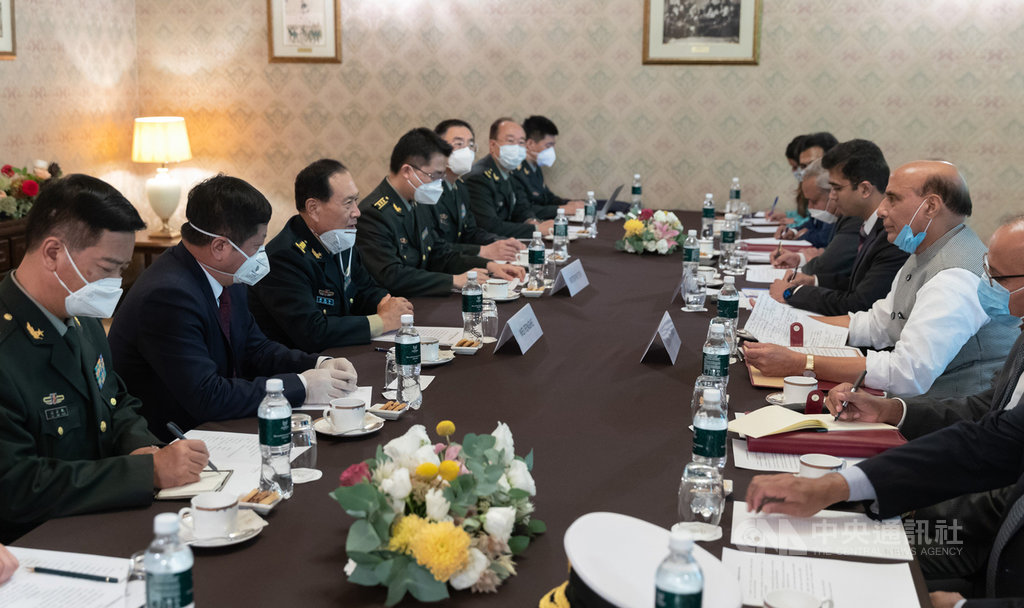 中國國防部長魏鳳和與印度國防部長辛赫當地時間4日在莫斯科會晤。據新華社報導，雙方均強調透過對話協商解決邊境問題，會後並未發布任何共識。 （中新社提供）