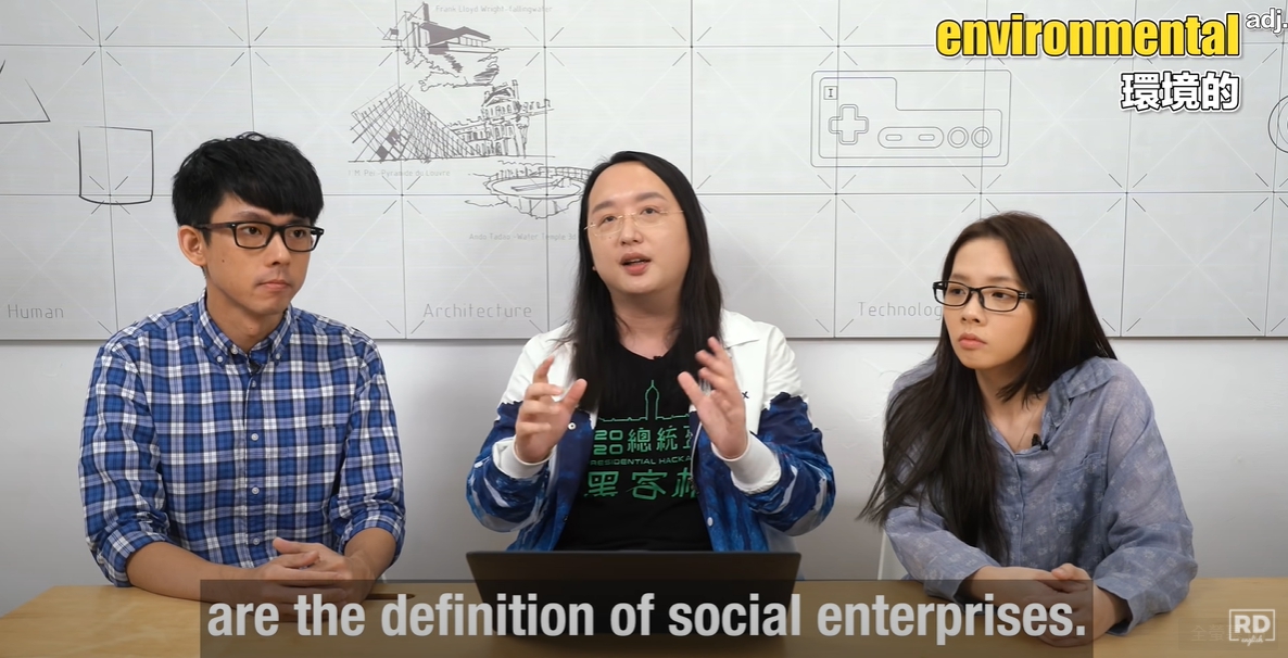 網紅阿滴及滴妹與政務委員唐鳳對決英文語速。 圖截自阿滴英文Youtube。