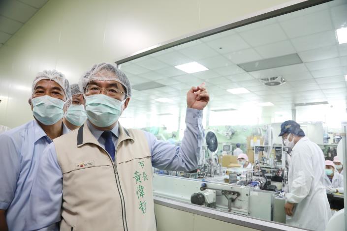 黃偉哲（右）視察口罩大廠康那香，為員工加油打氣。 圖：台南市政府／提供