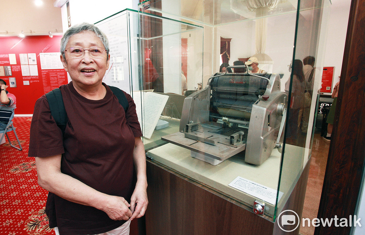 何康美說這台油印機是她在比利時為了出刊「鄉訊」特別存錢買的，最近運回台灣贈給台灣歷史博物館館藏。 圖：林昀真/攝