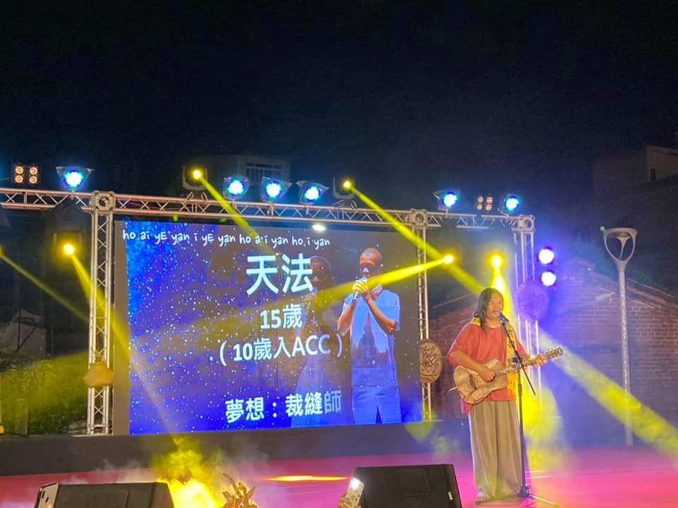 本土創作樂團「打狗亂歌團」主唱嚴詠能，今晚在屏東表演時昏倒在台上，經緊急送醫後仍宣告不治，令許多樂迷感到遺憾難過。 圖：取自郭如如臉書
