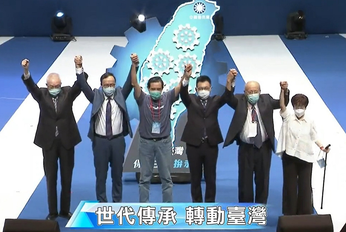 國民黨舉行全代會，歷任黨主席於台上攜手。 圖：擷取自國民黨臉書