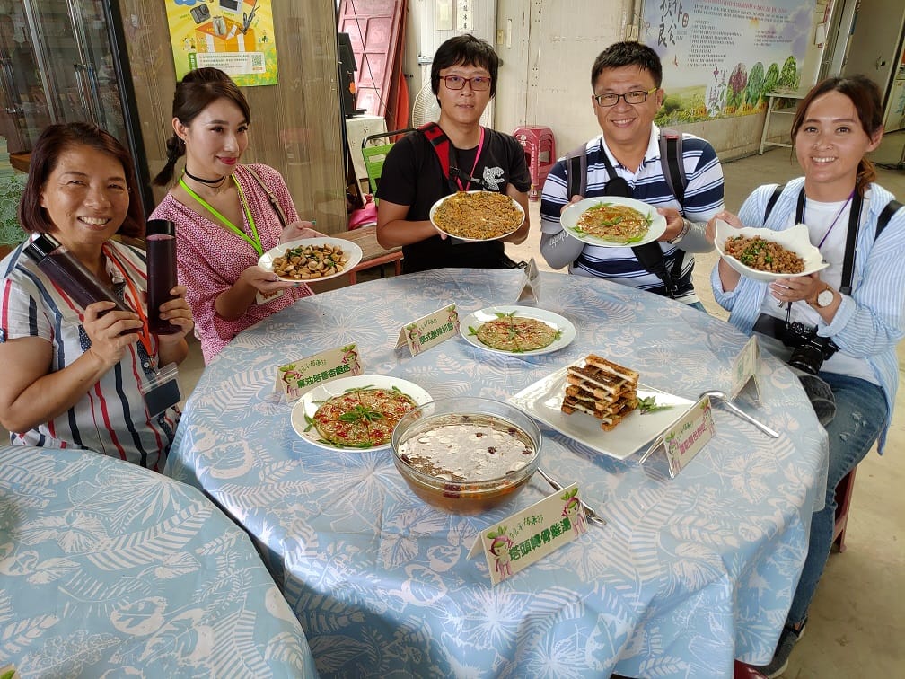 南臺灣知名部落客由左至右：快樂過每一天、chloe、吃心、肉魯與呆呆齡聯手推薦，竹林有機與永信香檬是屏東農遊券最佳兌換地點，像竹林有機的聖羅勒茶與蔬菜麵，或永信合作社的香檬汁都讓人驚艷。 圖:竹林有機農場提供