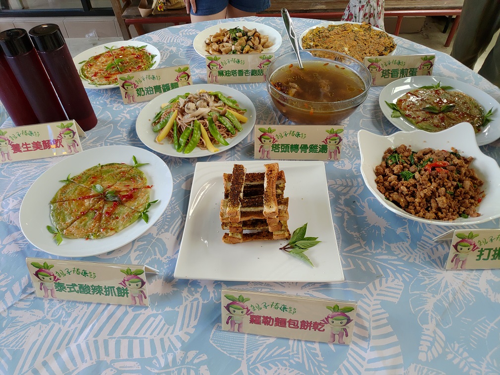 竹林有機食農教育的一環，是將孩子揮汗摘採的蔬菜與食材入菜，讓孩子深刻體驗「鋤禾日當午，汗滴禾下土，誰知盤中餐，粒粒皆辛苦」。 圖:竹林有機農場提供