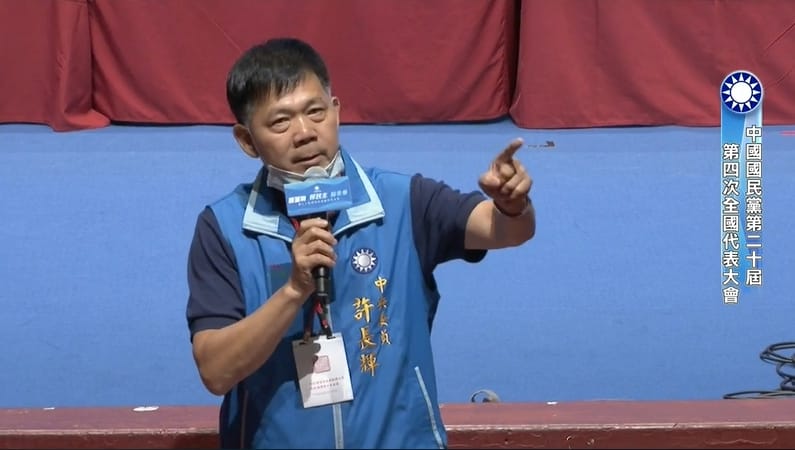 國民黨代表許長輝讚許國民黨主席江啟臣，通過不分區立委同意權的行使資格。 圖截自中國國民黨臉書直播。