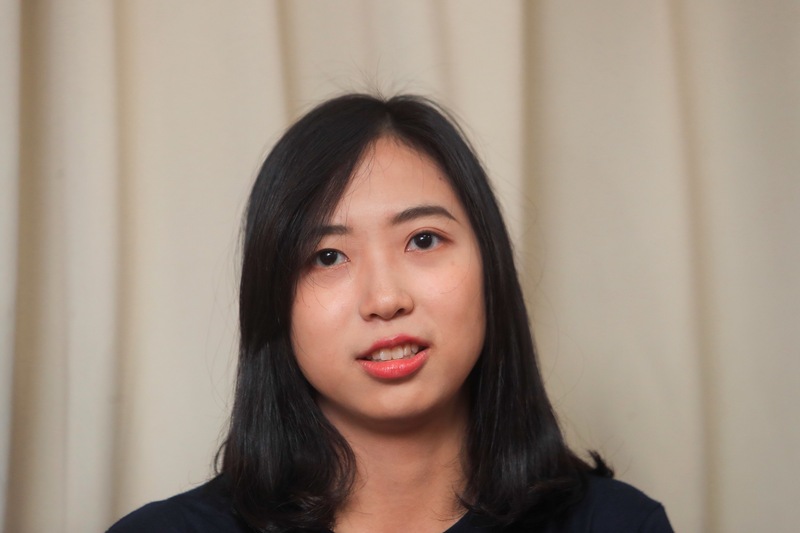 台灣大學6日舉行109學年度開學典禮，戲劇系學生杜玟萱表示，自己是聽障生，曾因聽力受損而產生心理障礙，不敢在大眾面前講話，但她勇敢撕下標籤，透過課程訓練克服，並勉勵學弟妹也能勇敢撕下身上的標籤，活成自己喜歡的樣子。 圖:中央社
