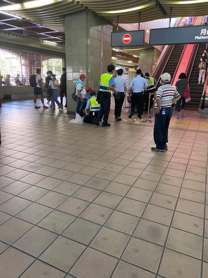 淡水捷運站傳出男童遭電扶梯夾腳意外，緊急送往馬偕醫院，現場留下斑斑血跡。 圖：取自爆料公社
