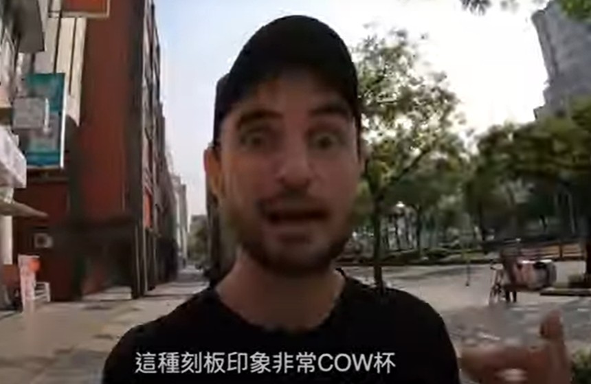 黑素斯不滿就診時被台灣醫師用種族歧視來診斷。 圖：翻攝阿兜仔不教美語YouTube