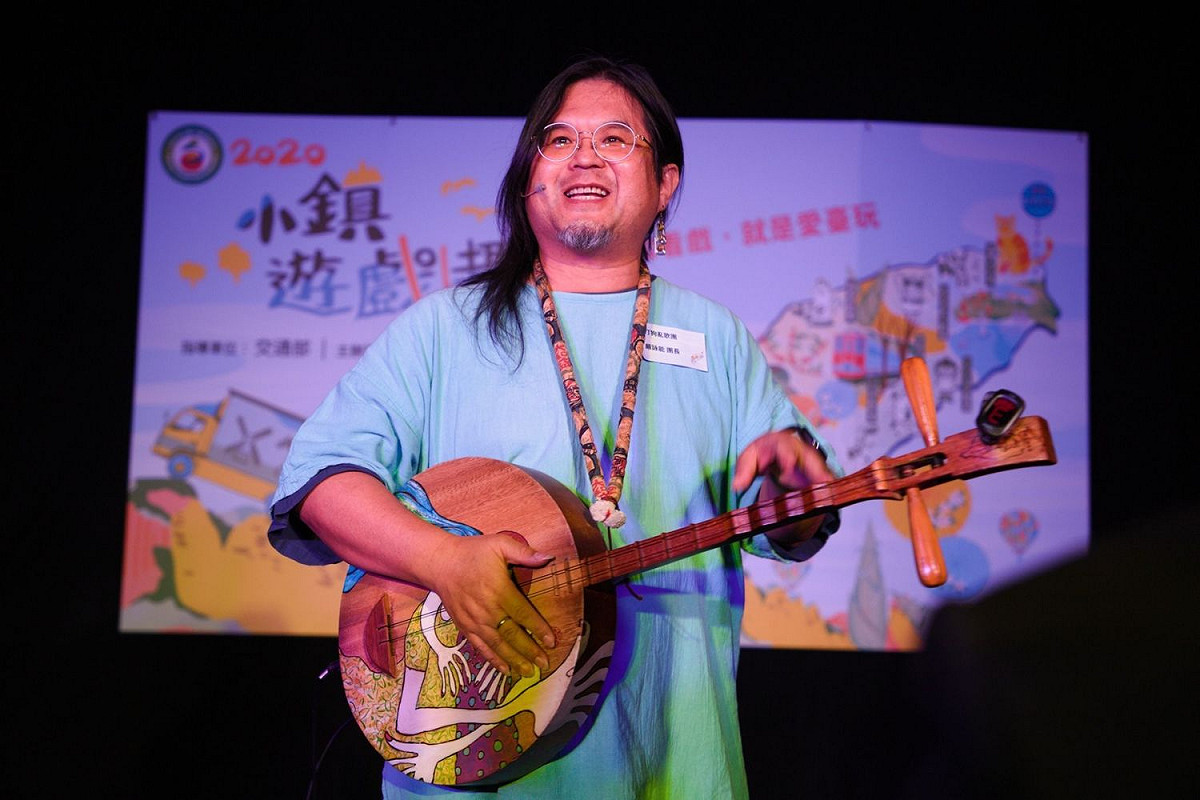 「打狗亂歌團」團長嚴詠能，5日在台上演出時突然倒下，送醫後宣告不治。 圖：交通部觀光局/提供