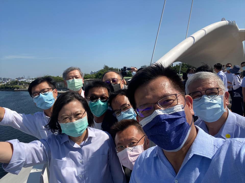 交通部長林佳龍(圖最前)在高雄大港橋自拍，照片中還有總統蔡英文(圖左2)和高雄市長陳其邁(圖左1)。 圖：翻攝自林佳龍臉書
