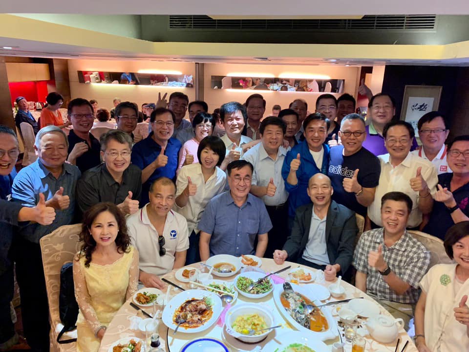 前高雄市民政局長曹桓榮在臉書韓國瑜市府官員齊聚合照。 圖：翻攝自曹桓榮臉書