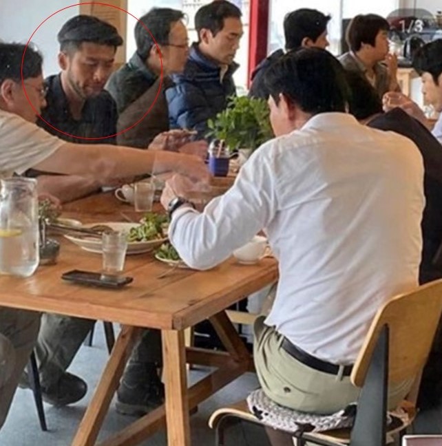 玄彬被粉絲目擊。(圖紅圈圈起) 圖：翻攝自粉絲IG