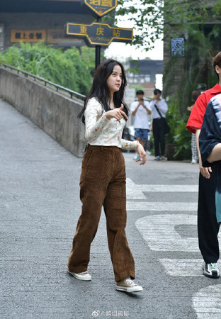 歐陽娜娜零修圖照曝光，遭網友狂酸發福。 圖：翻攝微博